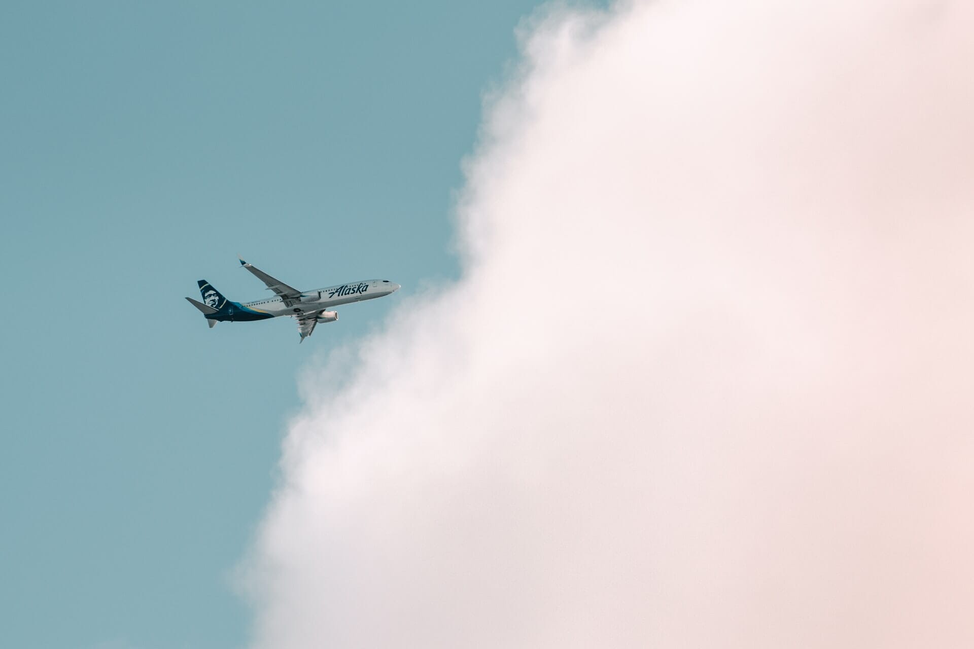 Alaska and american airlines expand partnership to offer more reciprocal miles