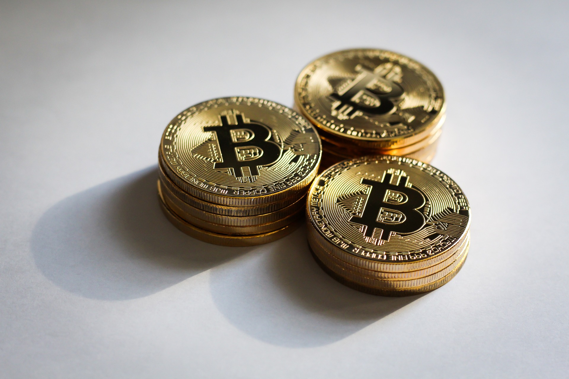 Should you choose a cryptocurrency credit card or a crypto debit card